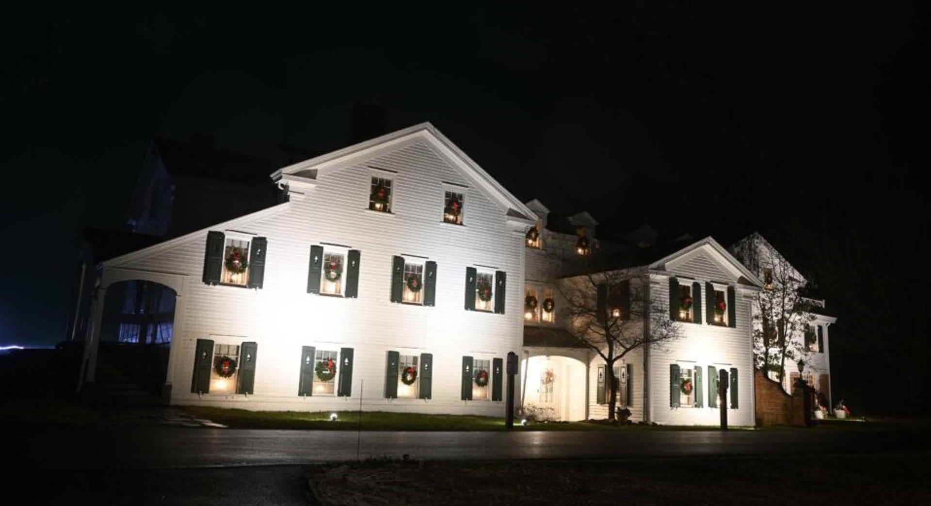 Quail Hollow Park Manor House With Candle Lights 1140X520 Quail Hollow Park Manor House With Candle Lights 1140X520